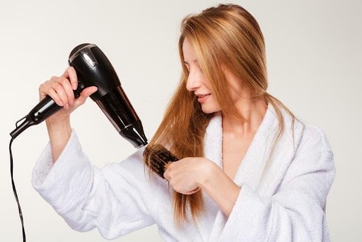 Use a hair dryer and comb to remove dry shampoo residue from your hair.
