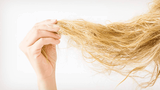 Brittle hair is a strong sign that you should stop the coloring