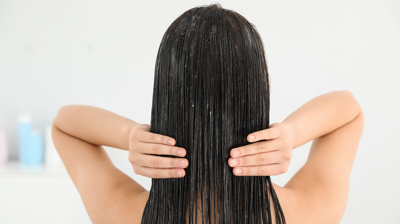 You can apply leave-in conditioner on dry or damp hair, but we recommend the latter 